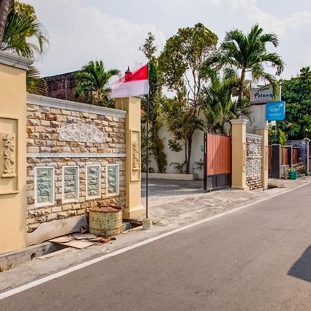 Oyo 3831 Pelangi Residence Syariah Solo Exteriér fotografie
